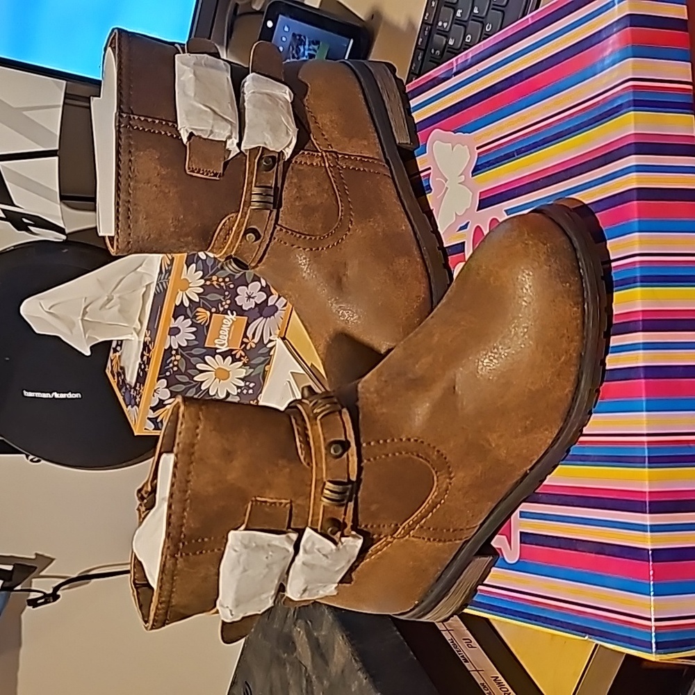 Brown girls boots size size 3 new
